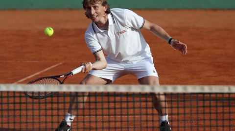 莫德里奇跨界挥拍绿茵场外的网球情缘