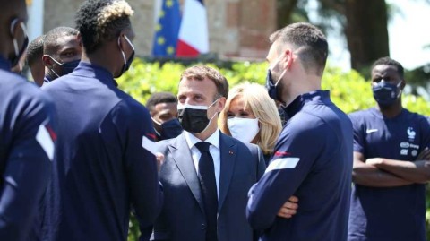 总统的勉励与卫冕之路：欧洲杯揭幕前夕马克龙亲临克莱枫丹为法国队壮行