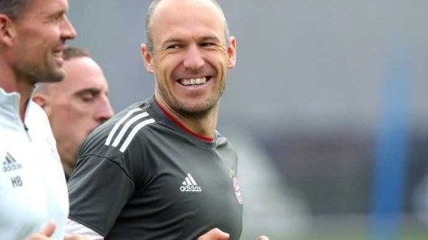 拜仁慕尼黑闪耀爱牙日 将帅健康笑容背后的绿茵科学