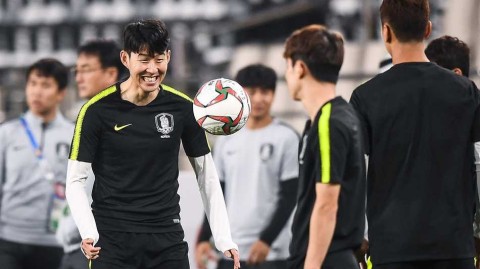 孙兴慜千里驰援韩国队，阿布扎比艳阳下展露轻松笑容