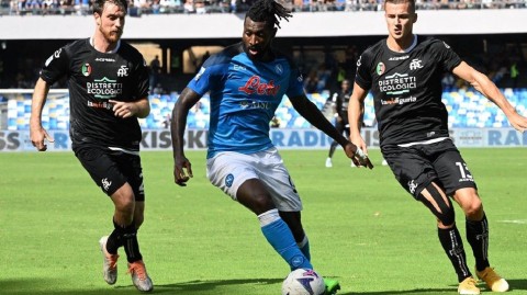 蓝衣军团终场奏凯歌 新星绝杀助那不勒斯登顶意甲