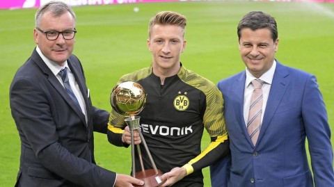 荣耀加冕与双冠希望：罗伊斯领取德国足球先生奖杯夜，多特蒙德超级杯力克拜仁