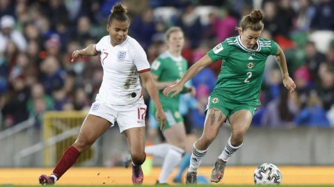 绿茵场上的坚韧与闪耀：北爱尔兰女足主场对决英格兰纪实