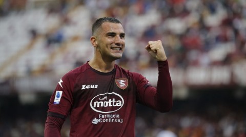 蓝色风暴席卷阿雷奇球场，萨勒尼塔纳四球狂胜夺赛季首胜