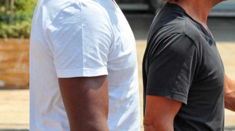 德塞利现身圣特罗佩街头 白色T恤搭配红色短裤尽显悠闲