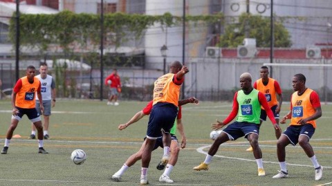 巴拿马城烈日下的誓言：运河军团整装待发