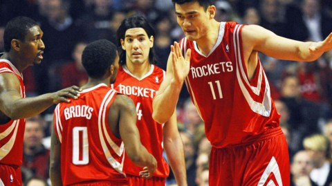 姚明霸业回顾：巅峰火箭破公牛，小巨人内线无解统治