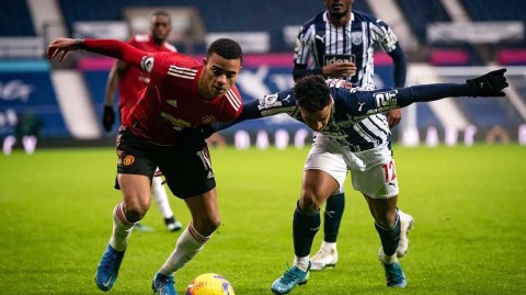 山楂球场雨夜激战，红魔艰难战平灯笼裤