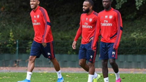 枪手传奇聚首科尔尼，温馨备战盼新季扬帆