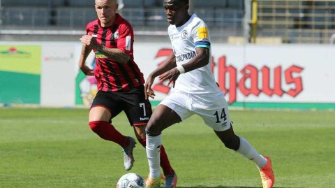 弗赖堡黑森林球场的告别狂欢：四球大胜送沙尔克进入漫长黑夜