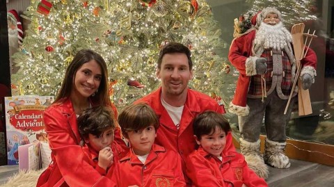 梅西一家红装素裹庆圣诞：暖意融融定格温馨时刻