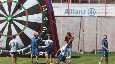 疫情阴霾下的绿茵之光：拜仁慕尼黑静默备战重启时