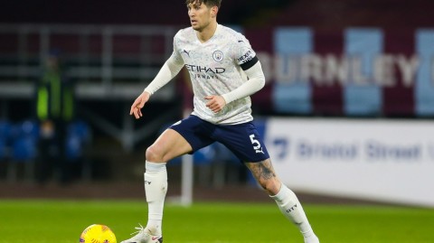 蓝色长城守护者：斯通斯与曼城续写五年之约