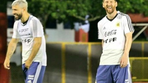 梅西与阿圭罗赛场内外甜蜜互动 阿根廷队轻松备战美洲杯