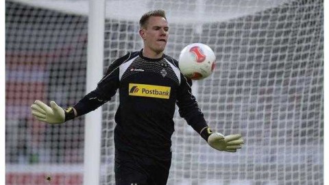 巴萨门神遭遇右膝肌腱重伤，加泰德比战前突传坏消息