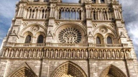 火光中的祈祷：巴黎圣母院之火如何牵动足坛巨星的心弦