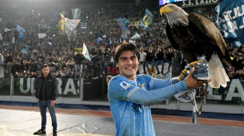 蓝鹰主场力擒升班马，阿根廷新星闪耀绝杀助拉齐奥登顶榜眼