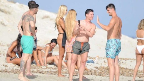 库尔图瓦碧海晴空下的惬意时光挚友爱侣相伴共度悠然假日