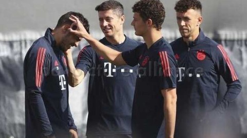 绿茵场上的顽童：拜仁慕尼黑另类训练课，弹耳朵与抓人游戏引爆欢乐