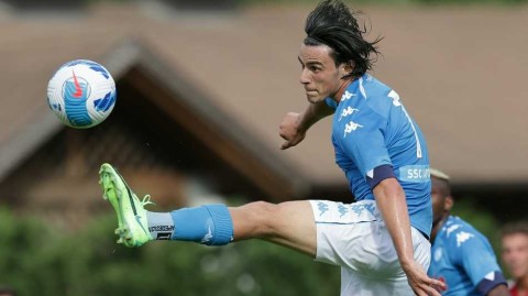 夏日热身赛的狂飙：那不勒斯十二球大胜巴萨阿努尼亚全景回顾