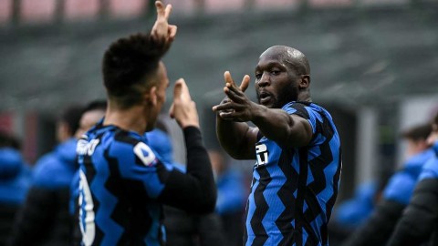 米兰城属于蓝黑 卢卡库与劳塔罗联袂献上德比经典战