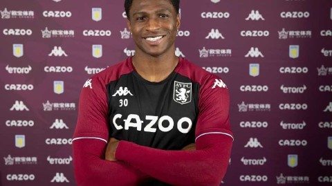 科特尼·豪斯与维拉续约瞬间