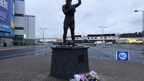 蓝鸟之心永驻：卡迪夫城球迷深情悼念传奇彼得·惠廷汉姆