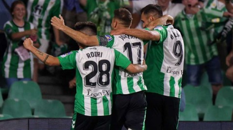 绿白军团主场奏凯 贝蒂斯力擒巴列卡诺锁定欧战关键三分