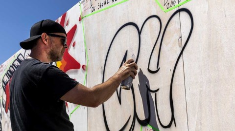 爱的寄语与生命防线 哥本哈根街头那些为埃里克森祈福的涂鸦