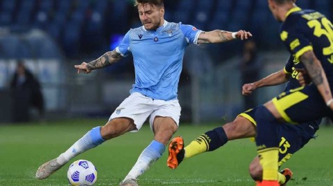 威尼斯之巅因莫比莱捧起金狮加冕蓝鹰传奇射手