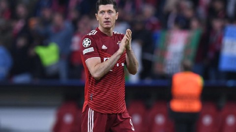 莱万：德甲赛场一人胜过整条防线的进球传奇