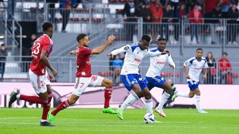 布列塔尼海岸激战，十人斯特拉斯堡客场绝平布雷斯特