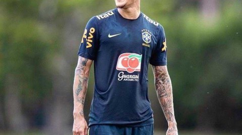 巴西队训练场上的两种表情：内马尔的坚韧与库蒂尼奥的乐观