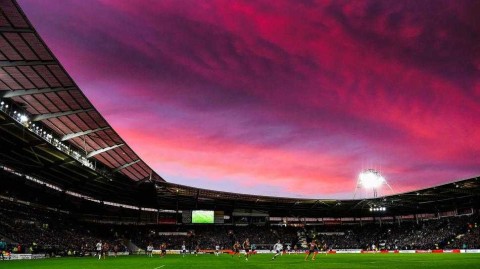 绿茵场上的自然诗篇：当运动邂逅绝美风光