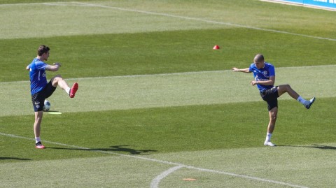 自觉保持距离，沙尔克04在疫情下的特别复训