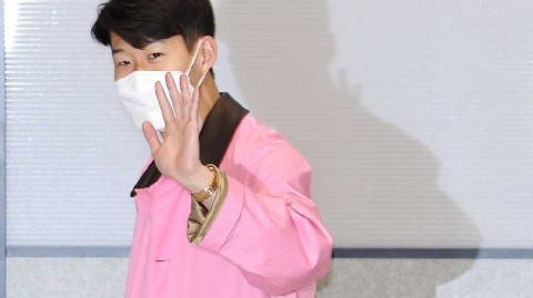 孙兴慜身着粉衣荣归故里备战世预赛引发球迷热烈追捧