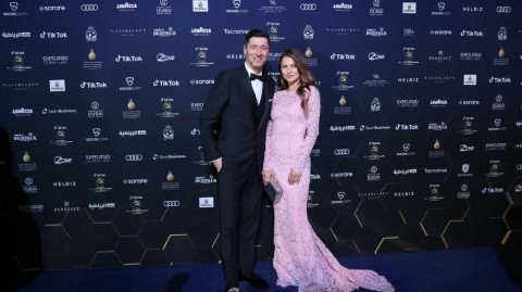 红毯上的王者：莱万多夫斯基与爱妻闪耀环球足球奖盛典