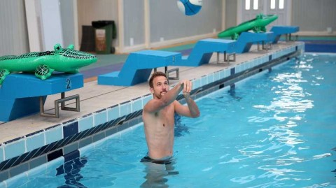 大战前夕的从容：英格兰队的放松训练展现团队力量