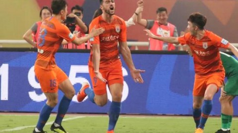 青春风暴掀翻津门！20岁小将贴地斩绝杀，山东泰山客场2-1逆转天津津门虎