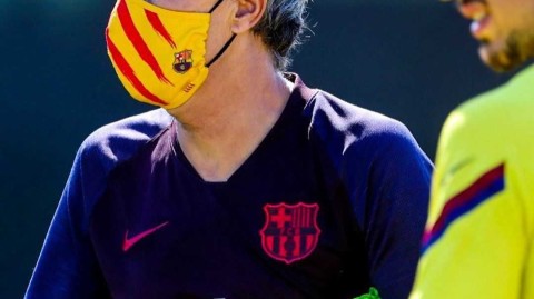 巴塞罗那全队炫出时尚防疫单品，队标口罩成球迷新宠