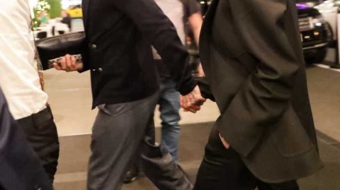 十指紧扣演绎黑白双煞，贝克汉姆夫妇纽约街头气场全开