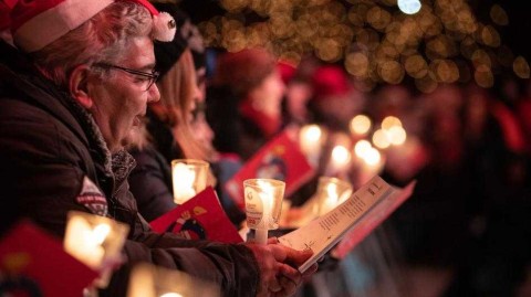 寒冬里的钢铁之心：柏林联队球迷主场圣诞颂歌，三万烛光温暖老林务所