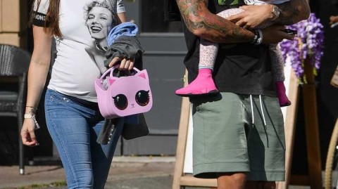 未来悬而未决，罗霍陪伴孕妻与女儿享受天伦之乐