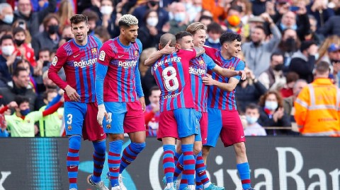 西甲焦点战：巴萨激战马竞，阿尔维斯传射建功闪耀诺坎普