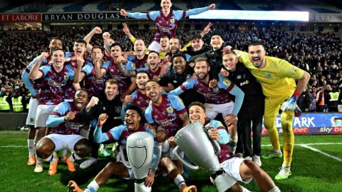 红酒军团客场封王 玫瑰德比铸就冠军传奇