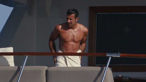 夏日暖阳下的天伦之乐：菲戈与家人在福门特拉岛的悠闲时光