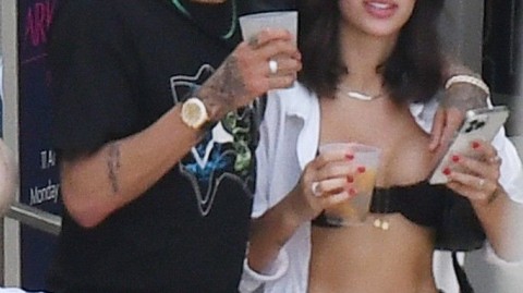 绿茵骄子暂别赛场 迈阿密海滩尽享甜蜜时光