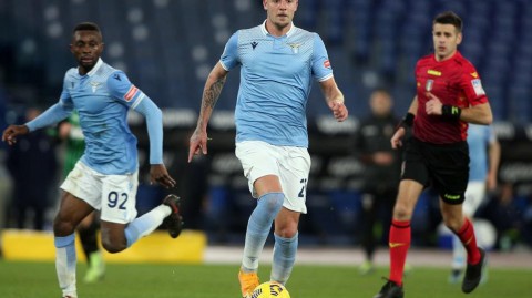 罗马奥林匹克下的蓝鹰啸：拉齐奥连追两球，逆转萨索洛取关键三分