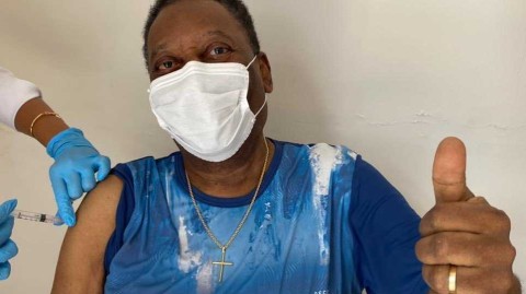 球王贝利接种中国疫苗，八旬传奇为抗疫竖起大拇指