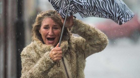 狂恋在风暴眼中：当谢菲尔德的雨夜因热爱而滚烫